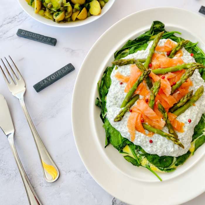 Tout-En-Un : Omelette épinard saumon fumé et crème citronnée. Salade de pomme de terre aux câpres et asperges