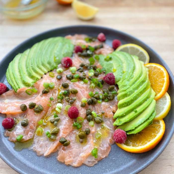 Carpaccio de saumon, orange, framboises et avocat