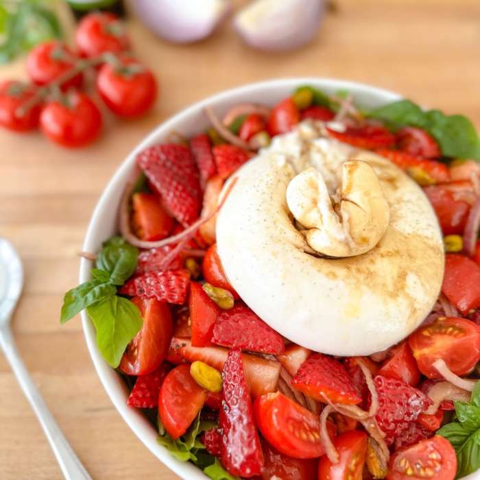 Salade roquette fraise tomate et burrata