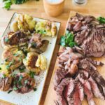 Bavette de boeuf, échalotes vin rouge et pommes de terre « écrasées »