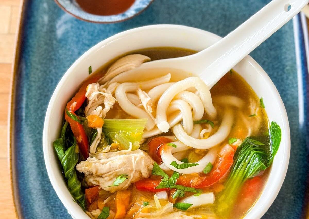 Bouillon léger poulet, udon et légumes à l’asiatique