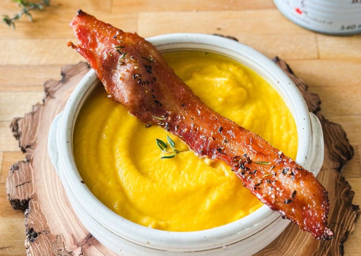 <i class='fas fa-star' aria-hidden='true'></i> Crème de céleri-rave, carotte, érable et bacon caramélisé poivre-thym