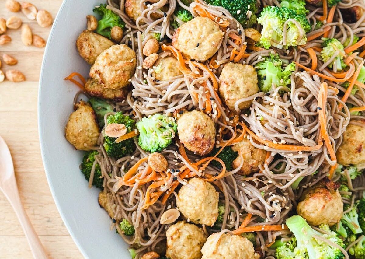 Nouilles soba, boulettes de poulet et brocoli sauce arachides