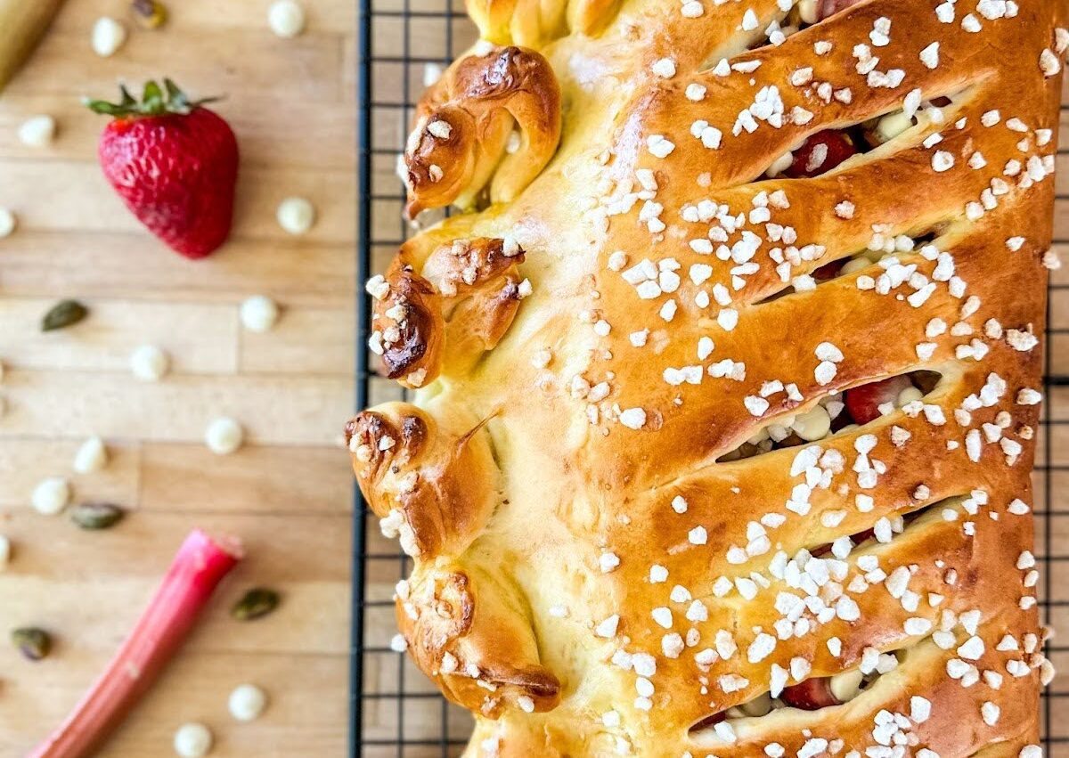 Fougasse briochée fraises-rhubarbe-pistaches
