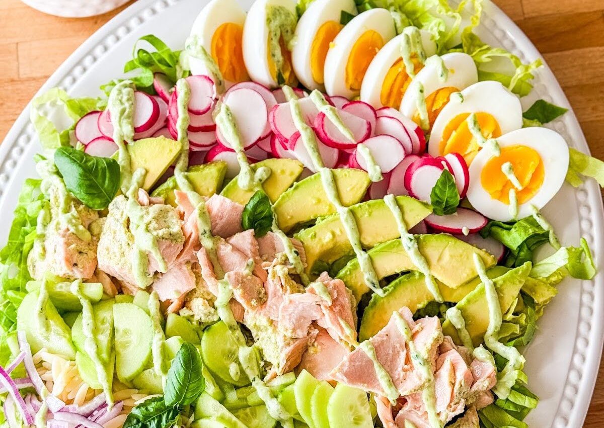 Salade d’été au saumon et vinaigrette yaourt basilic citron