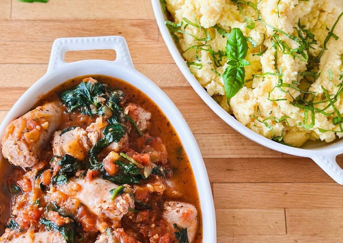 Tout-en-Un : Saucisses mijotées à l’italienne et polenta au basilic