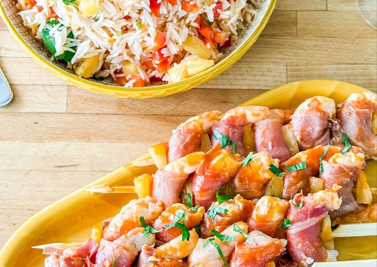 <i class='fas fa-star' aria-hidden='true'></i> Brochettes de crevettes-prosciutto-ananas sauce aigre douce et riz garni