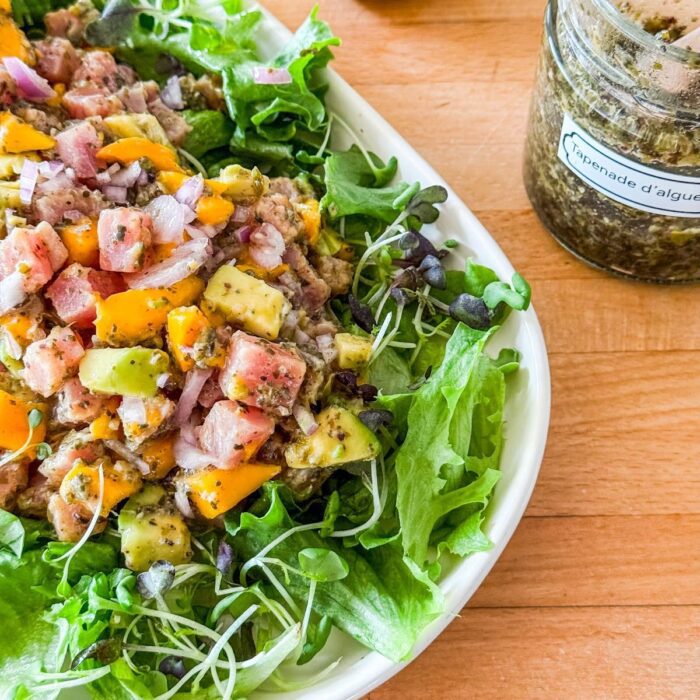 Salade tartare thon à la mangue et tapenade d’algues