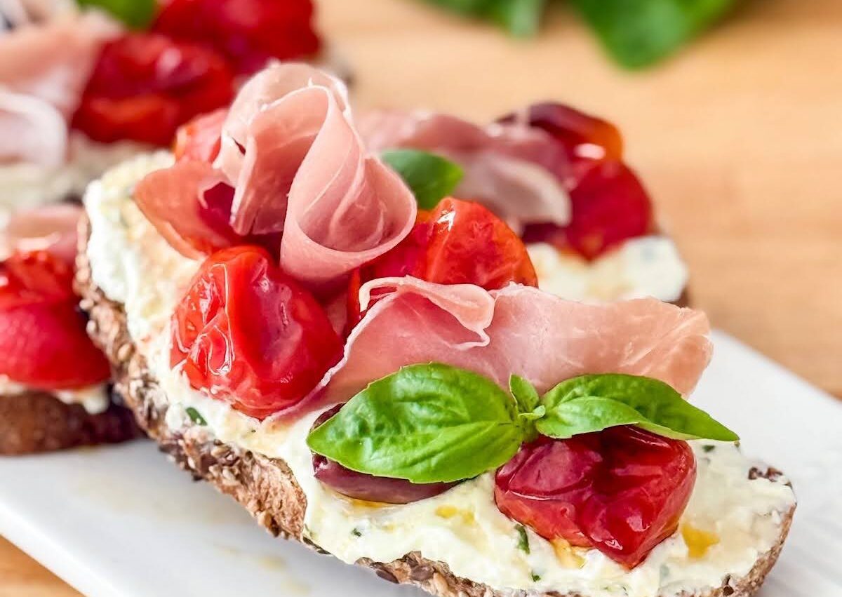 Tartines féta fouettée et tomates cerise confites