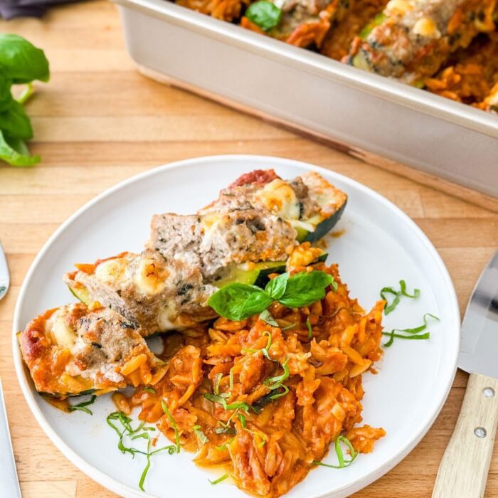 À la plaque : Courgettes farcies veau-mozza-basilic et risotto d’orzo tomate