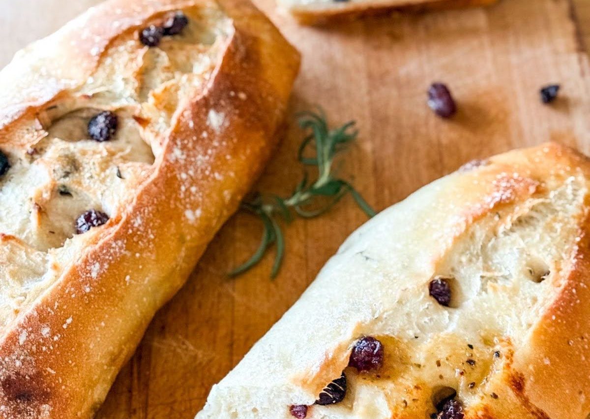 Baguettes brie, canneberges, miel, romarin