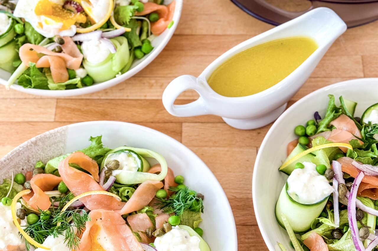 Œufs « pochés », salade au saumon fumé et vinaigrette citron