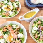 Œufs « pochés », salade au saumon fumé et vinaigrette citron