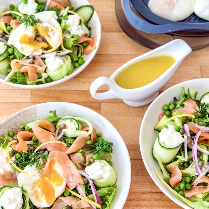 Œufs « pochés », salade au saumon fumé et vinaigrette citron