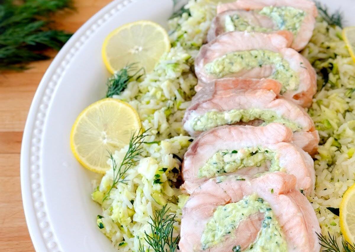 Tout-en-Un : Médaillons de saumon farci citron-herbes fraîches et garnis riz-courgette