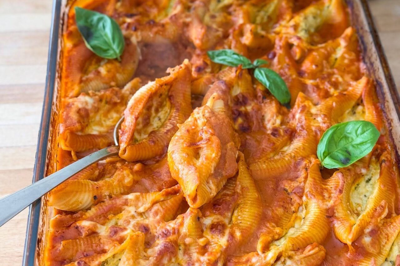Coquilles farcies 3 fromages-basilic et coulis de tomates