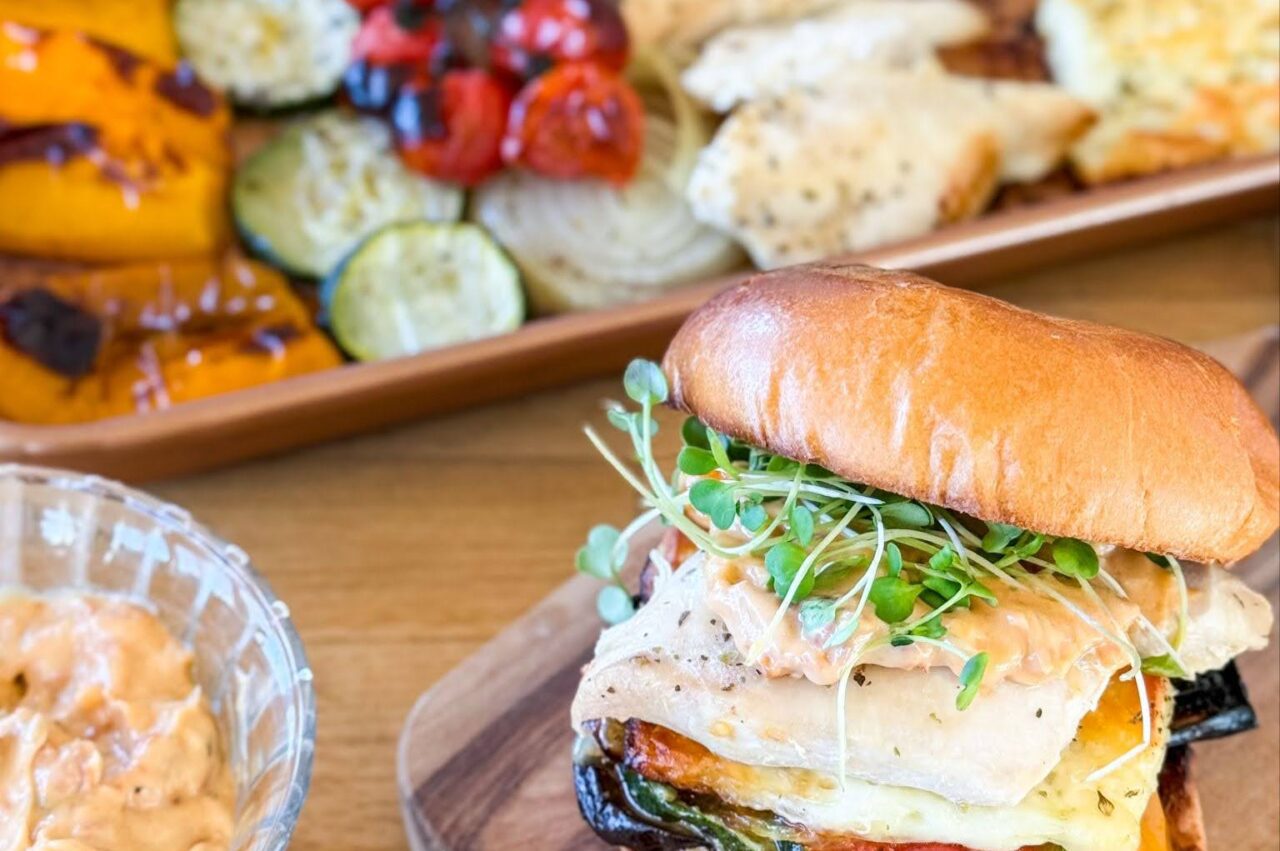 Burger poulet et légumes grillés, aïoli tomates confites