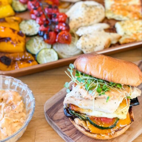 Burger poulet et légumes grillés, aïoli tomates confites