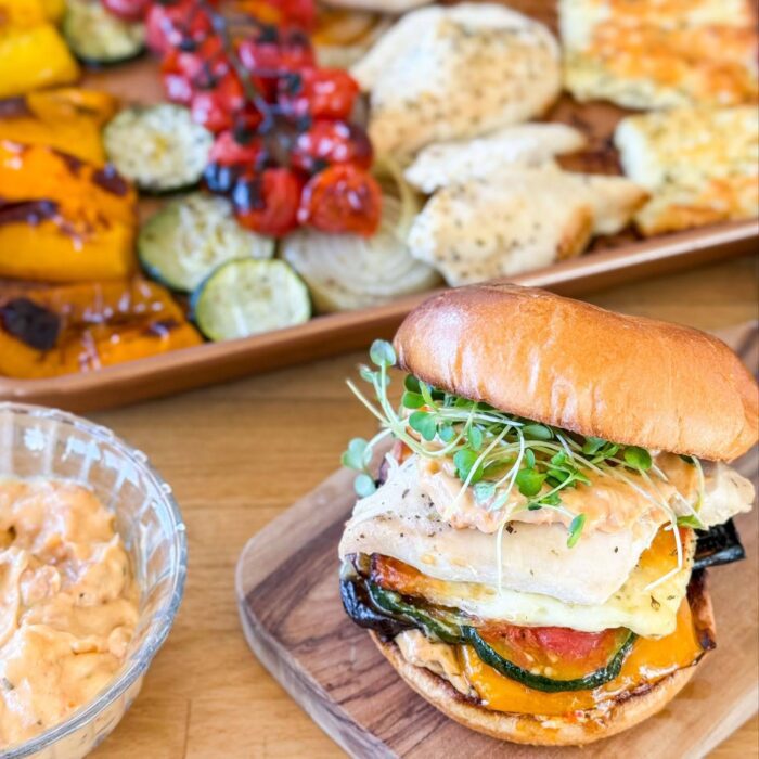 Burger poulet et légumes grillés, aïoli tomates confites