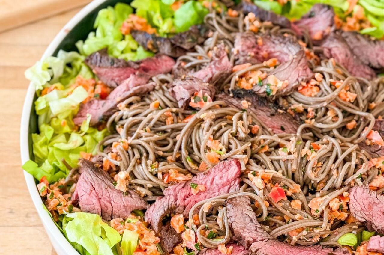 Salade asiatique nouilles soba et bavette Thaï