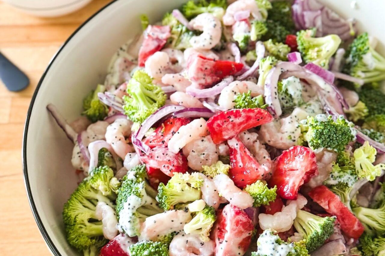 Salade brocoli, fraise et crevettes, vinaigrette crémeuse citron-pavot