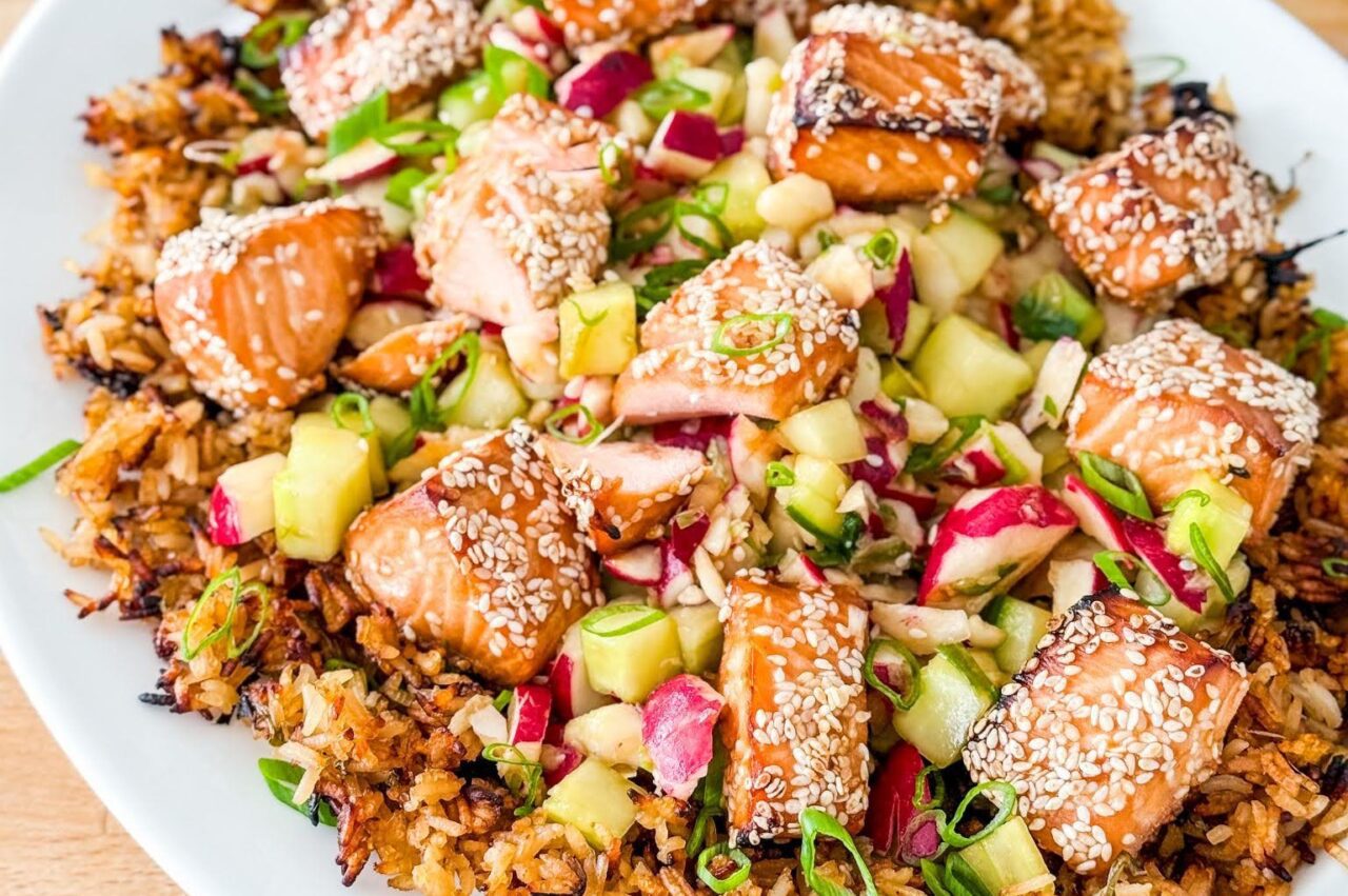 Salade de riz croustillant et de saumon caramélisé