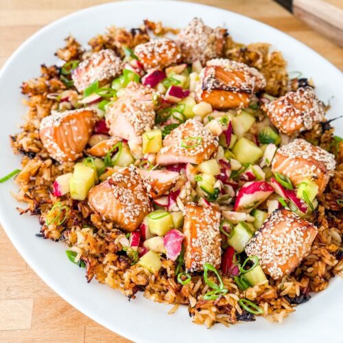 Salade de riz croustillant et de saumon caramélisé