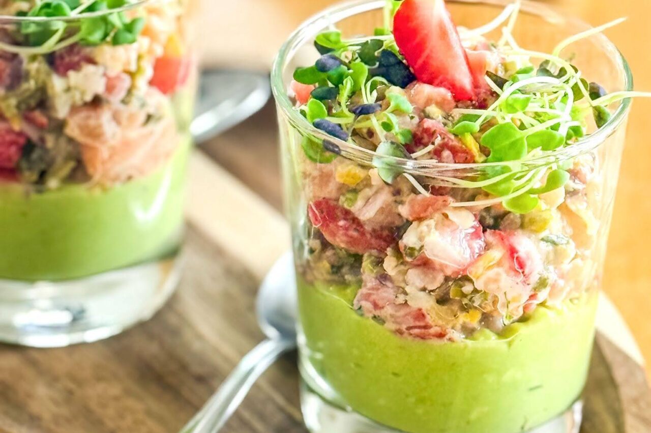 Tartare saumon, fraises, pistaches et crème d’avocat