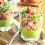 Tartare saumon, fraises, pistaches et crème d’avocat