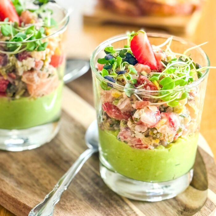 Tartare saumon, fraises, pistaches et crème d’avocat