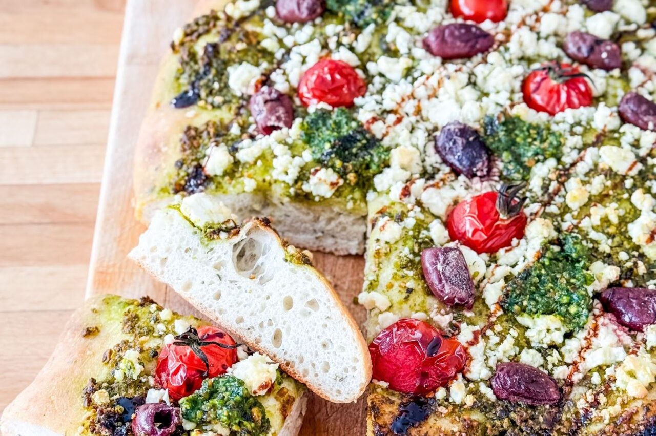 Focaccia, pesto de roquette, féta et olives