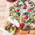 Focaccia, pesto de roquette, féta et olives