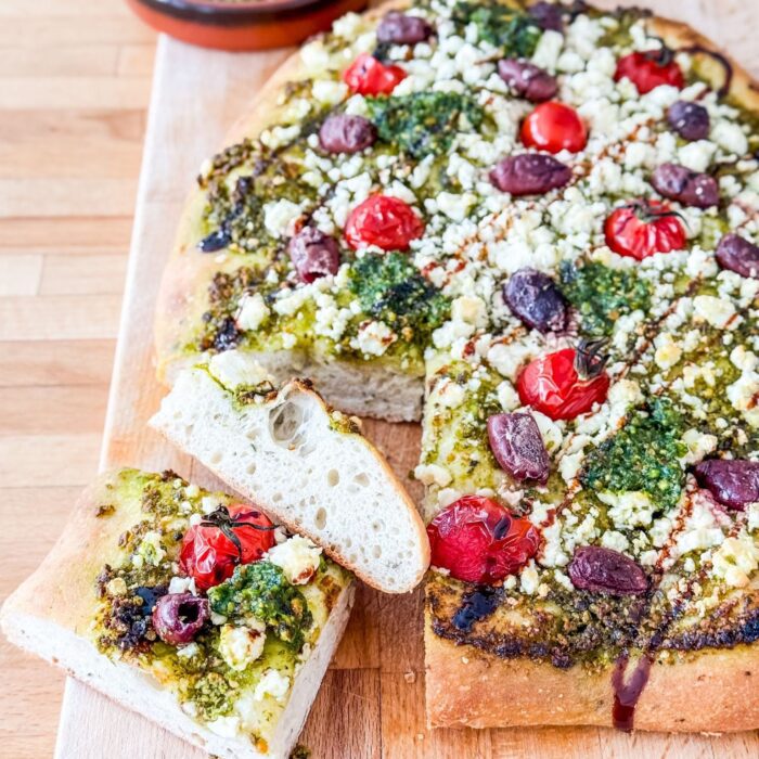 Focaccia, pesto de roquette, féta et olives