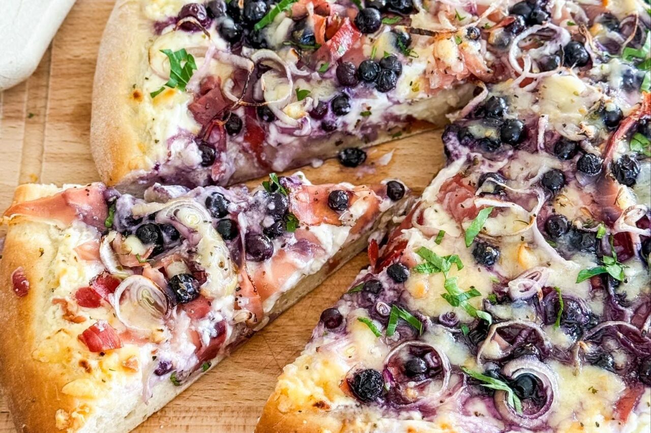 <i class='fas fa-star' aria-hidden='true'></i> Pizza crème de chèvre, fromage fumé, bleuet, érable