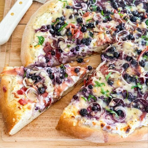 Pizza crème de chèvre, fromage fumé, bleuet, érable