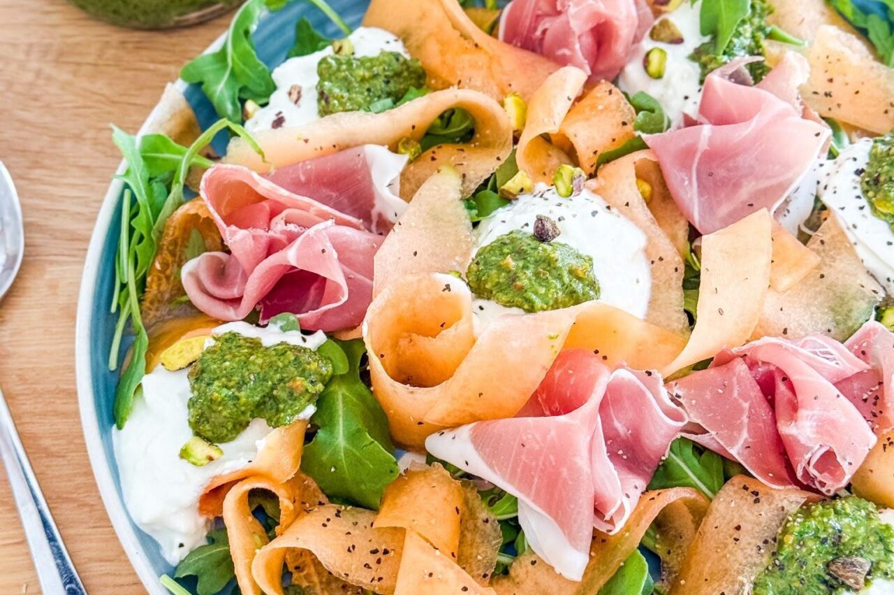 <i class='fas fa-star' aria-hidden='true'></i> Salade de roquette au melon / cantaloup, burrata, jambon et pesto roquette-pistache