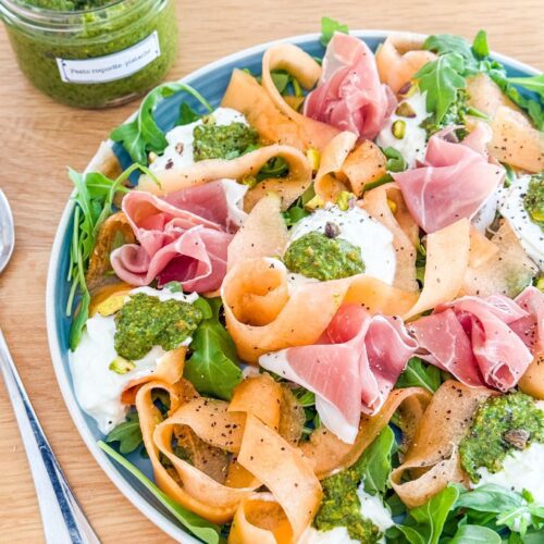 Salade de roquette au melon / cantaloup, burrata, jambon et pesto roquette-pistache
